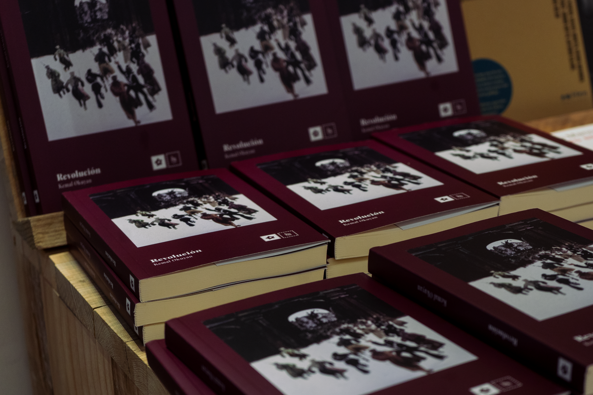 Publicamos «Revolución» de Kemal Okuyan: ya puedes leer la nota de la editorial y la biografía del autor