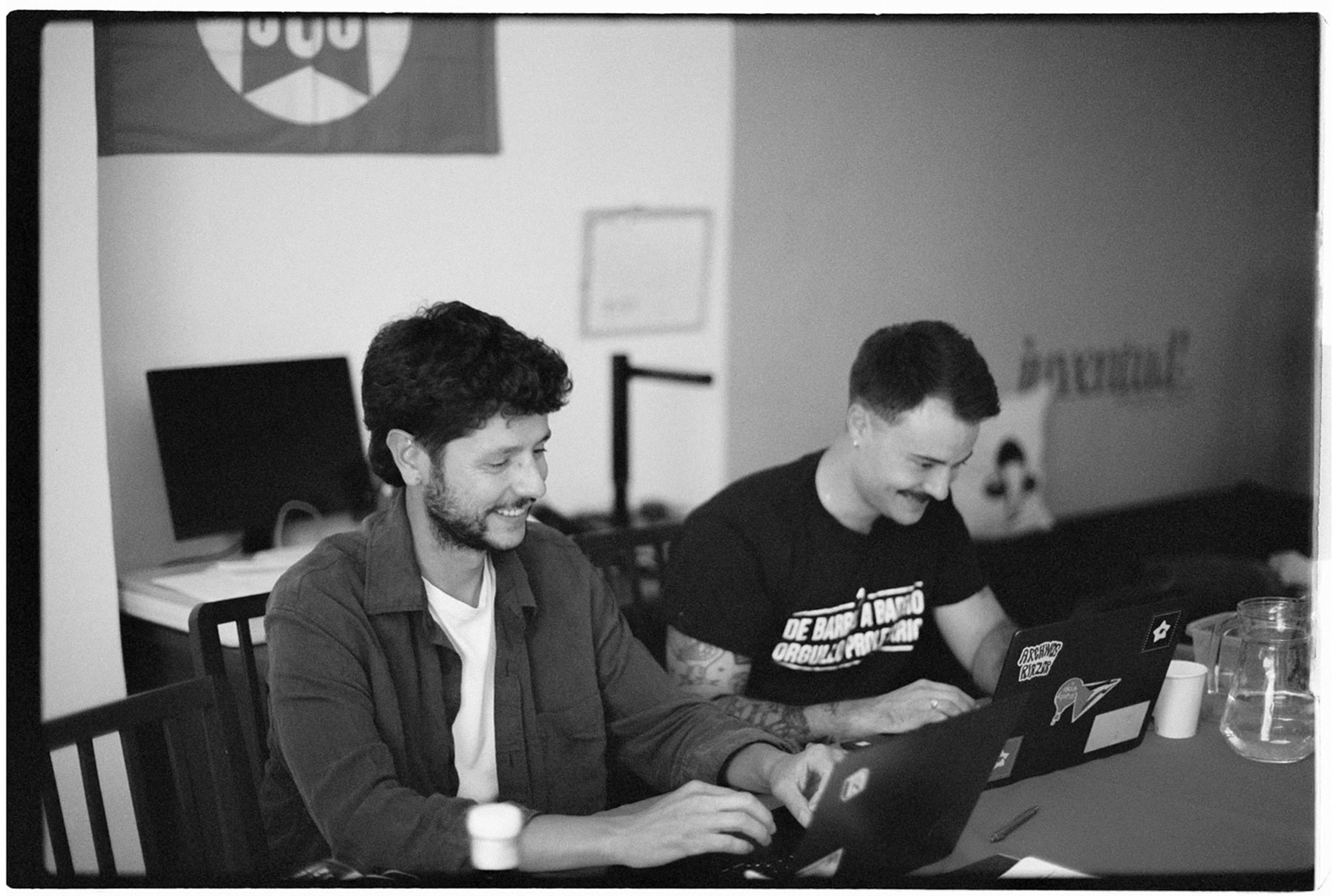 Fotografía de Pedro y Javi en la oficina de Ediciones Tinta Roja